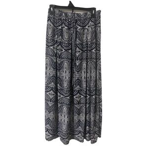 Metro wear skirt blank and white size medium